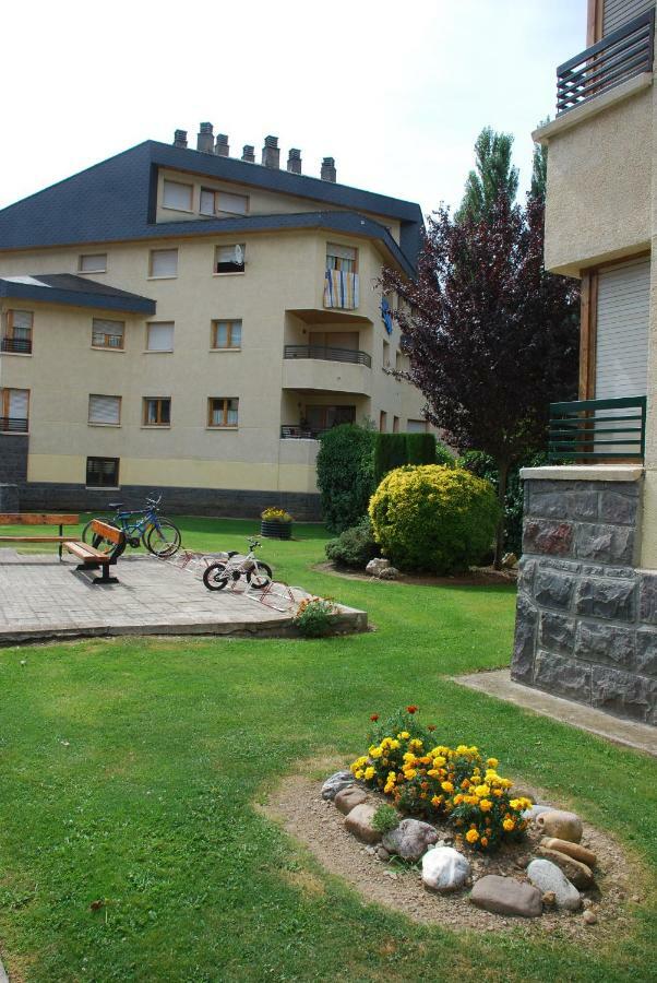 Atico en Biescas con Piscina, Tenis y Barbacoa Exterior foto